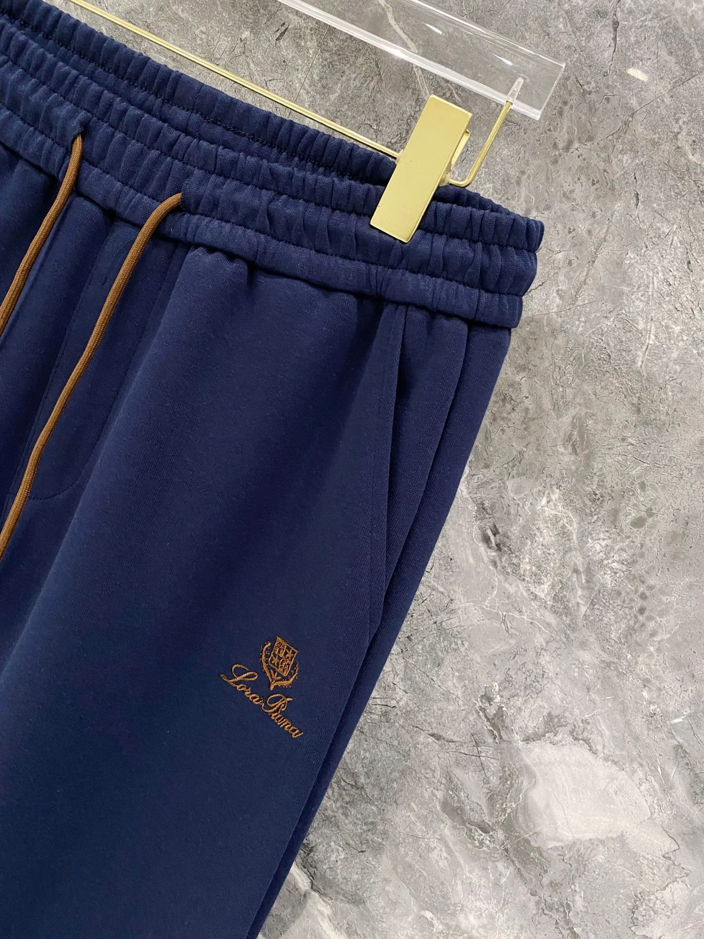 Loro Piana·Noyou Piana suit 26ss customized top-quality fabrics new jackets casual pants, ribbon letter embroidery stitching new show products‼ The product is in perfect condition, comfortable and warm, complete with three labels, full and attractive color, very outstanding design, customized hardware accessories can easily enhance the fashion sense, the workmanship is extremely elegant and rigorous, and the wiring is neat and meticulous! A masterpiece from a famous designer! The upper body does not look bloated and is super handsome! Sizes：M～XXXL